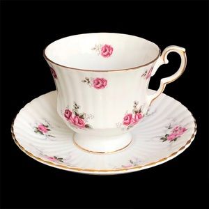 Vintage Royal Windsor Fine Bone China Tea Cup & Saucer Set Cottage Roses Pattern